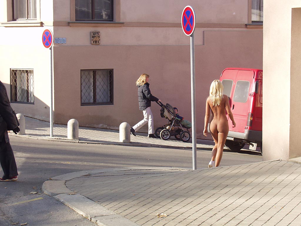 Стервочка гуляет голышом по улицам города