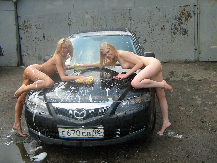 Порно - молодая голая девушка решила помыть машину а получила еблю