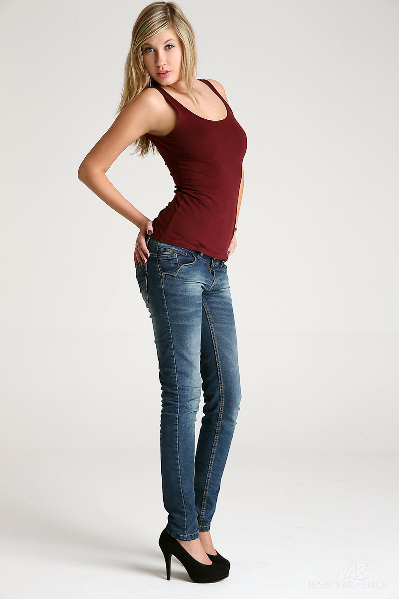 Holly Anderson In Jeans And High Heels Redbust