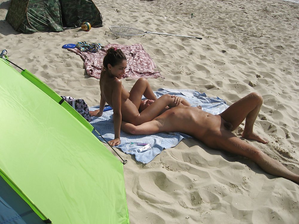 Скрытая камера снимает нудистку на пляже