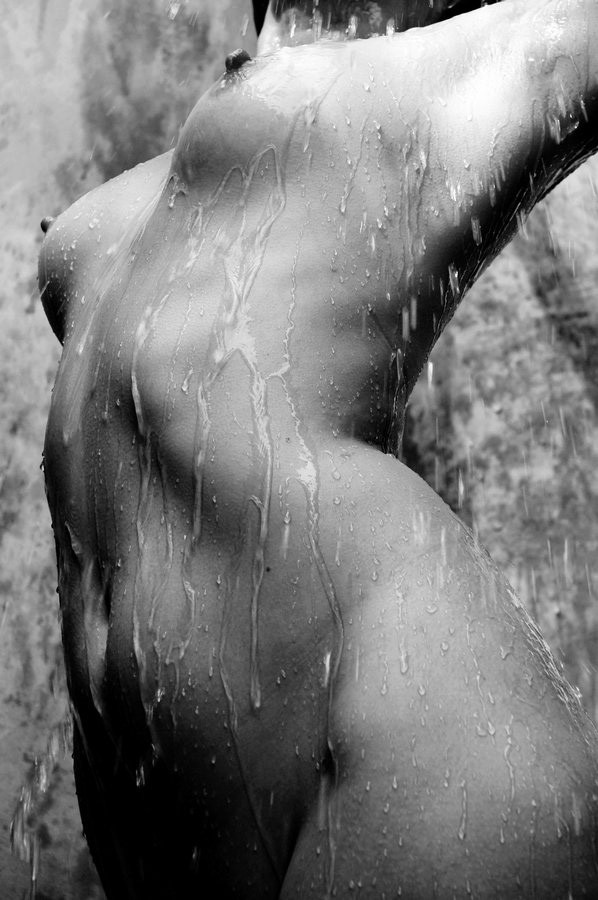 Мокрая голая женщина с сексуальным телом