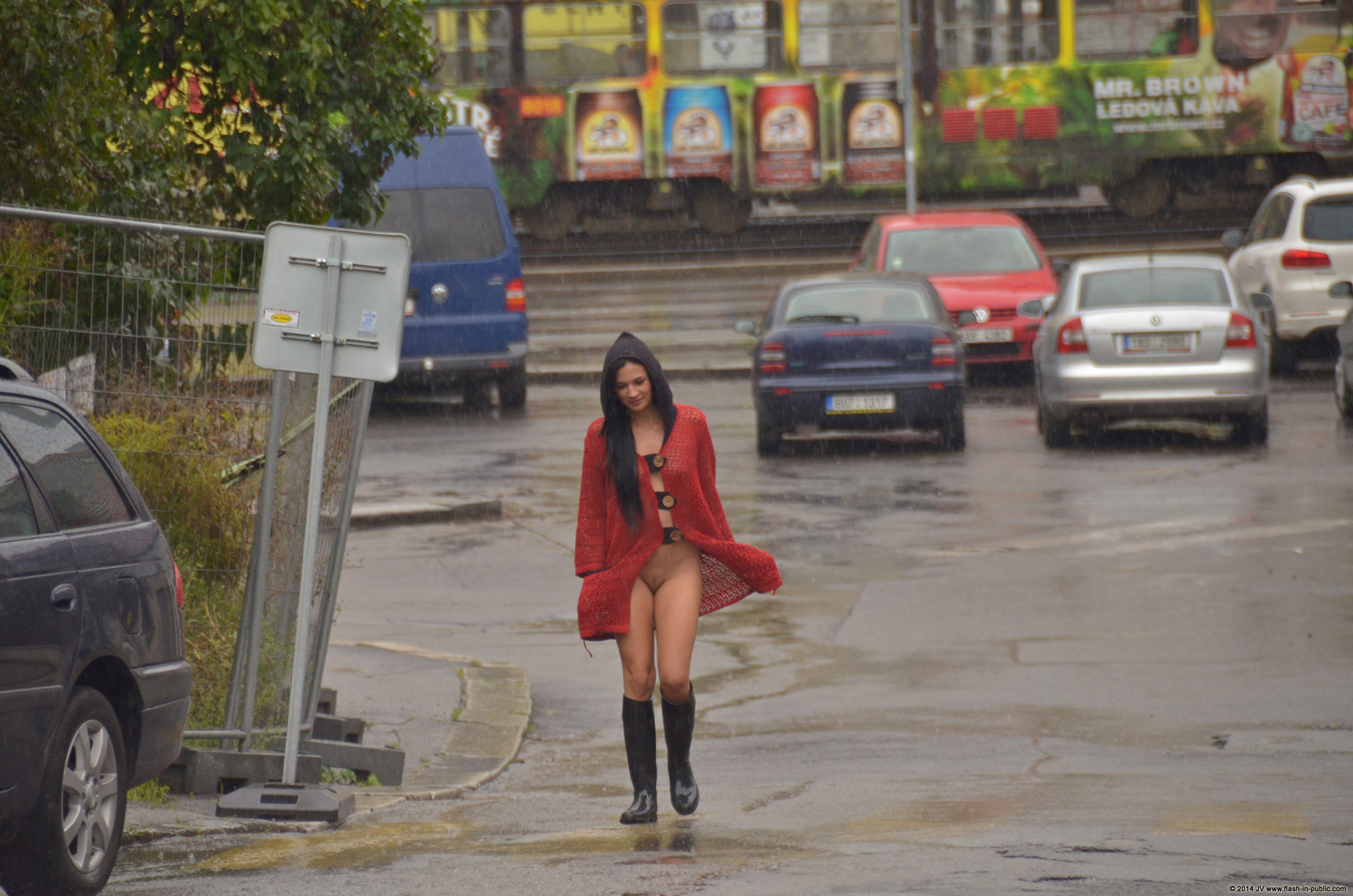 adela-brunette-nude-rain-wet-flash-in-public-10