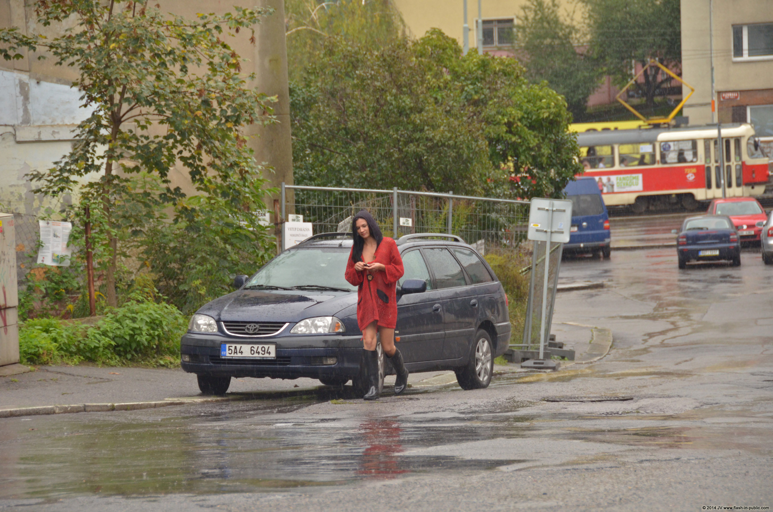 adela-brunette-nude-rain-wet-flash-in-public-12