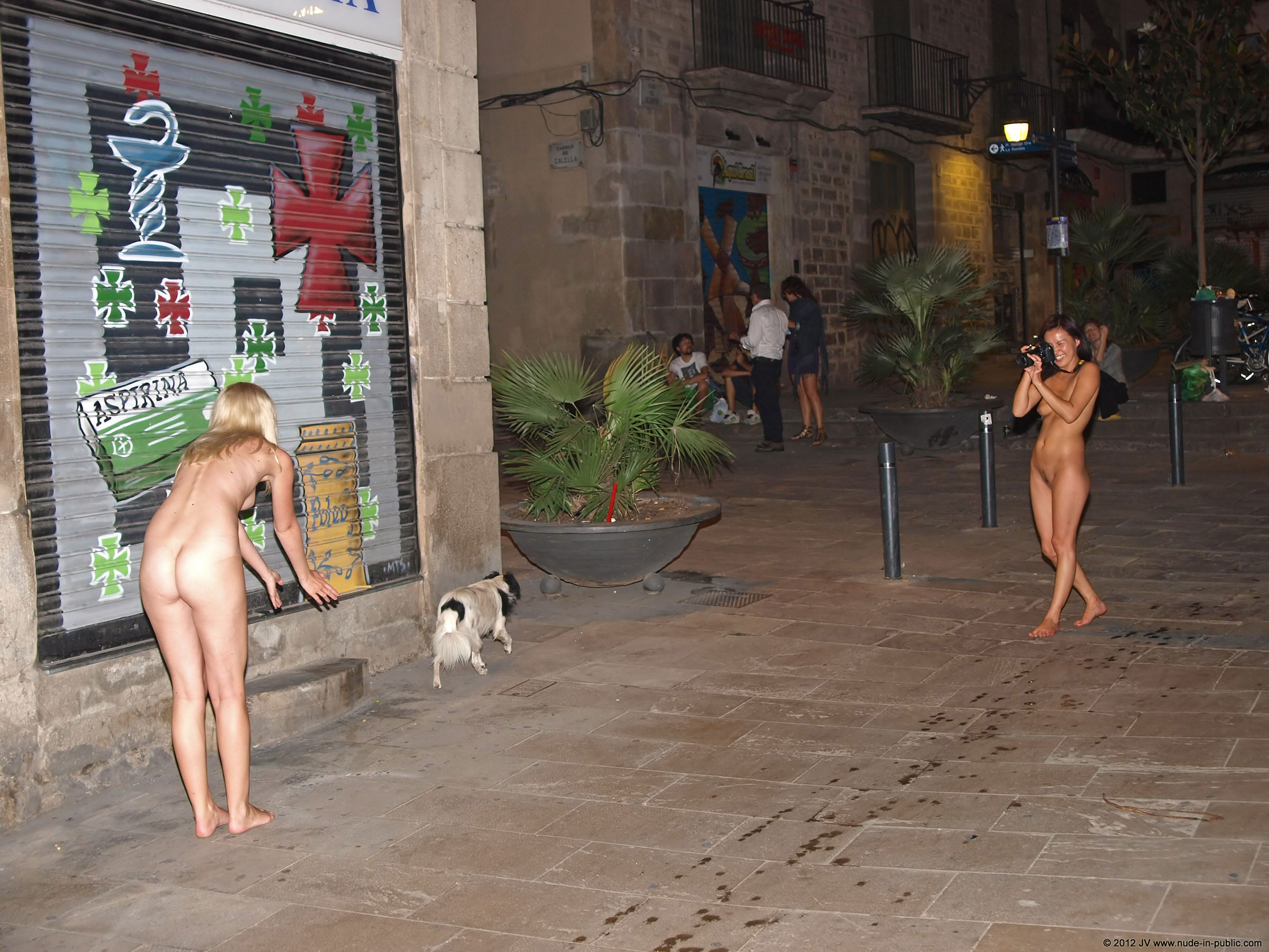 aneta-&-agnes-barcelona-nude-in-public-11
