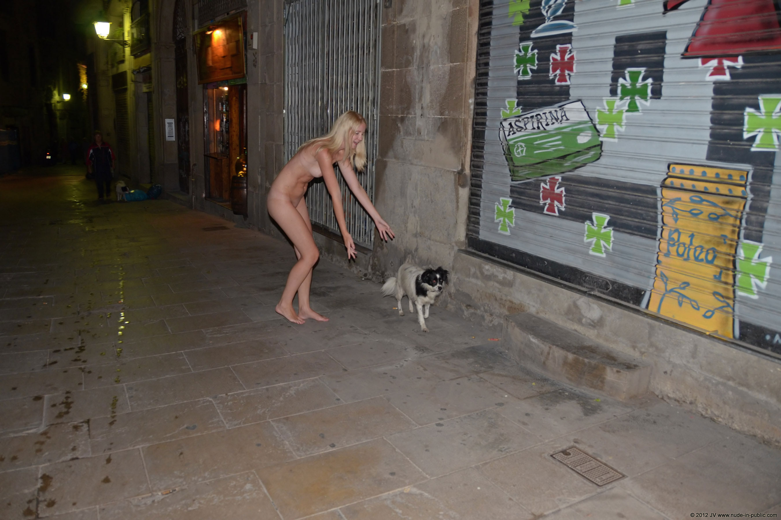 aneta-&-agnes-barcelona-nude-in-public-12