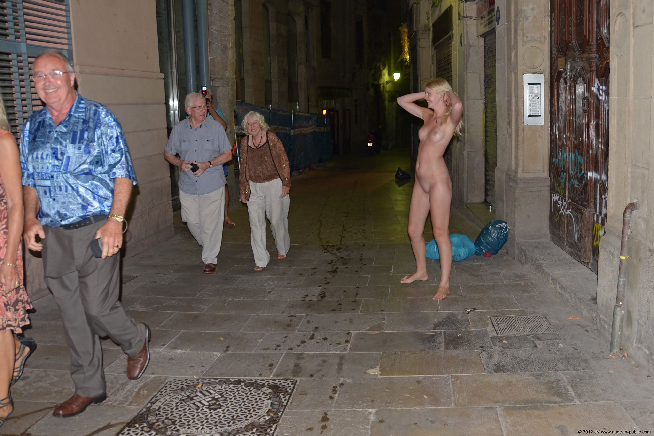 aneta-&-agnes-barcelona-nude-in-public-15