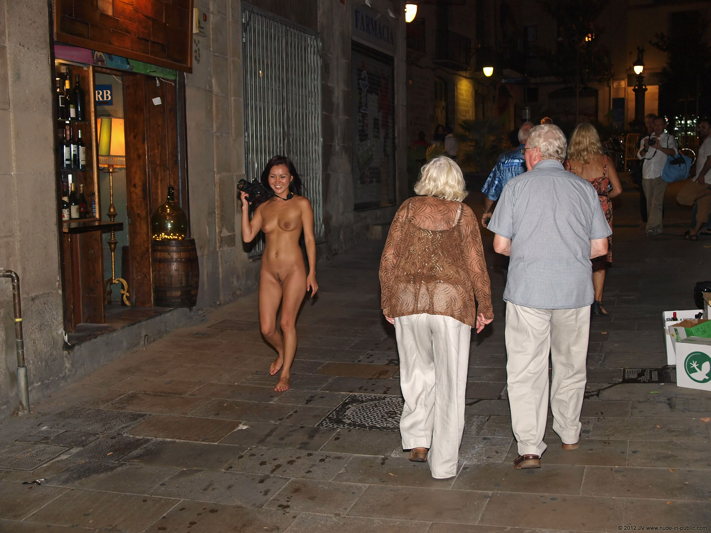 aneta-&-agnes-barcelona-nude-in-public-16