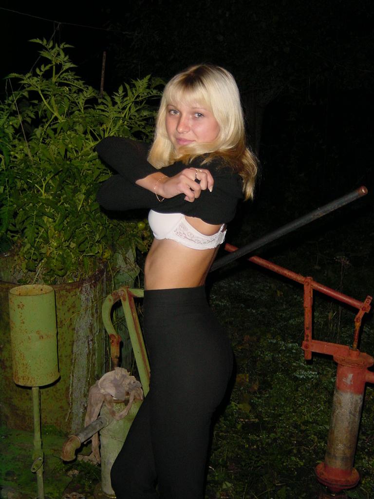 young-blonde-russian-amateur-night-nude-04