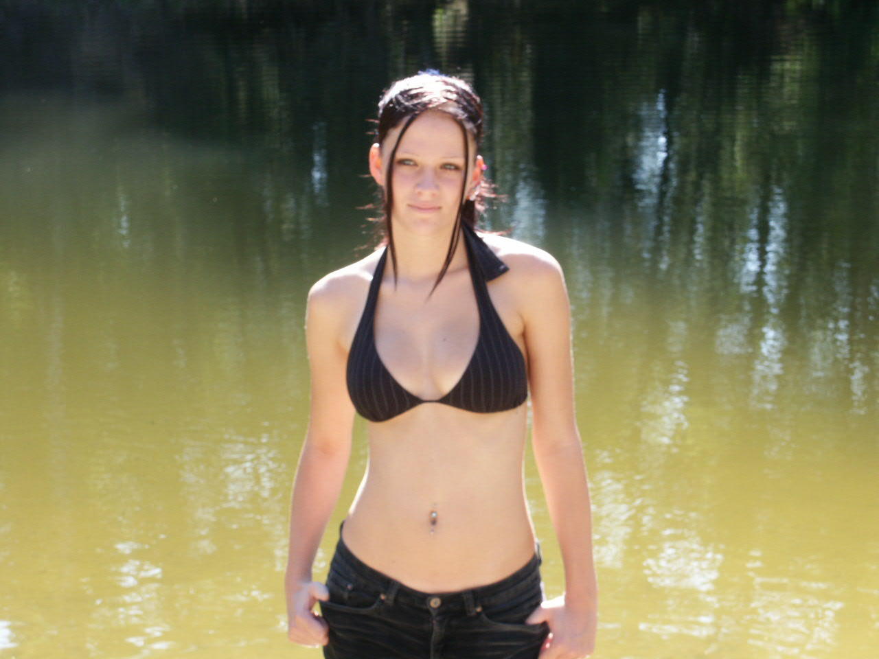 amateur-girl-nude-by-the-lake-03