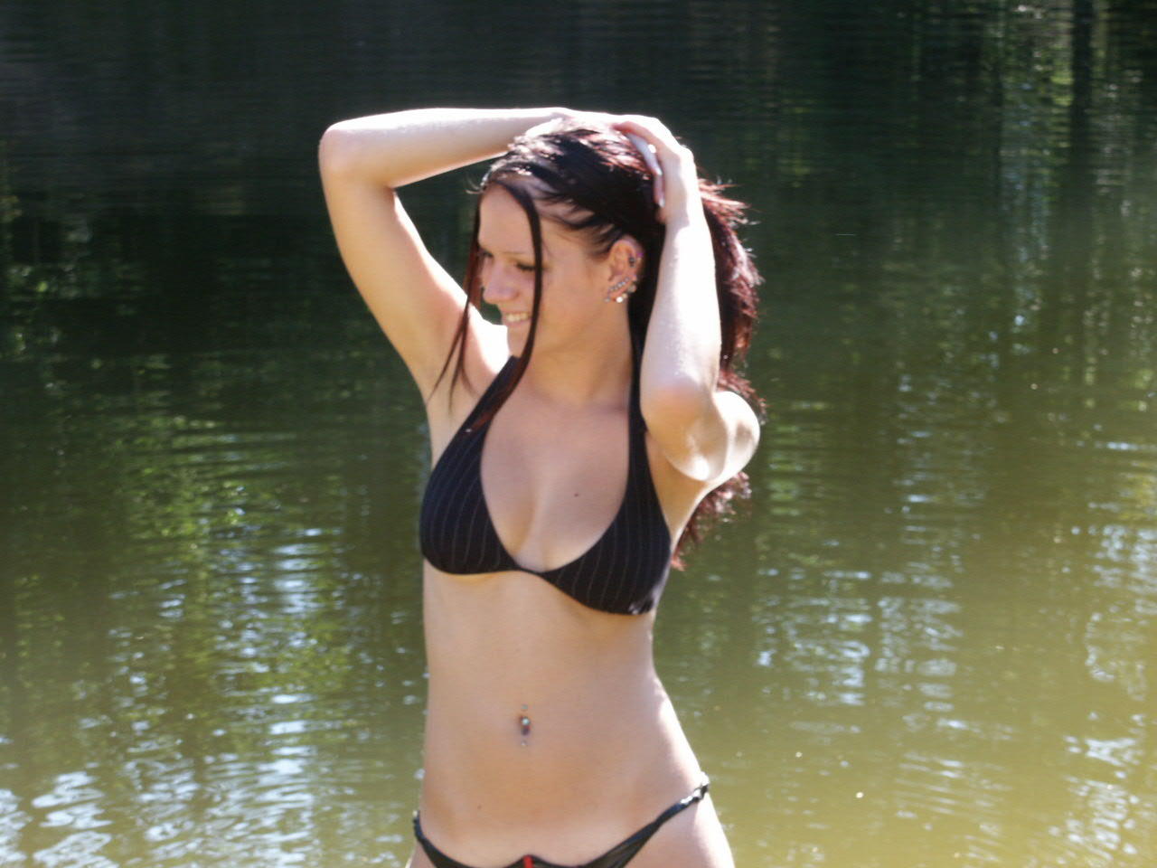 amateur-girl-nude-by-the-lake-14