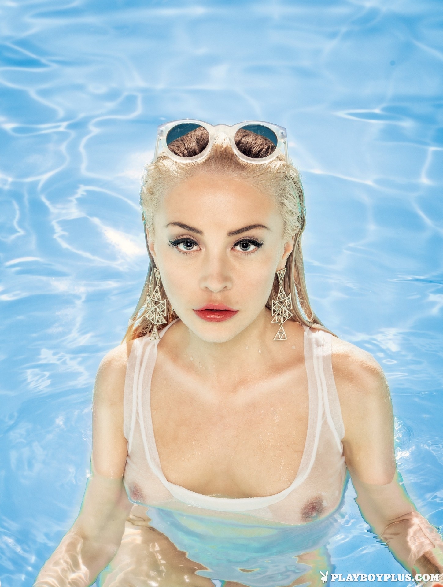 amber-bassick-blonde-nude-underwater-playboy-01