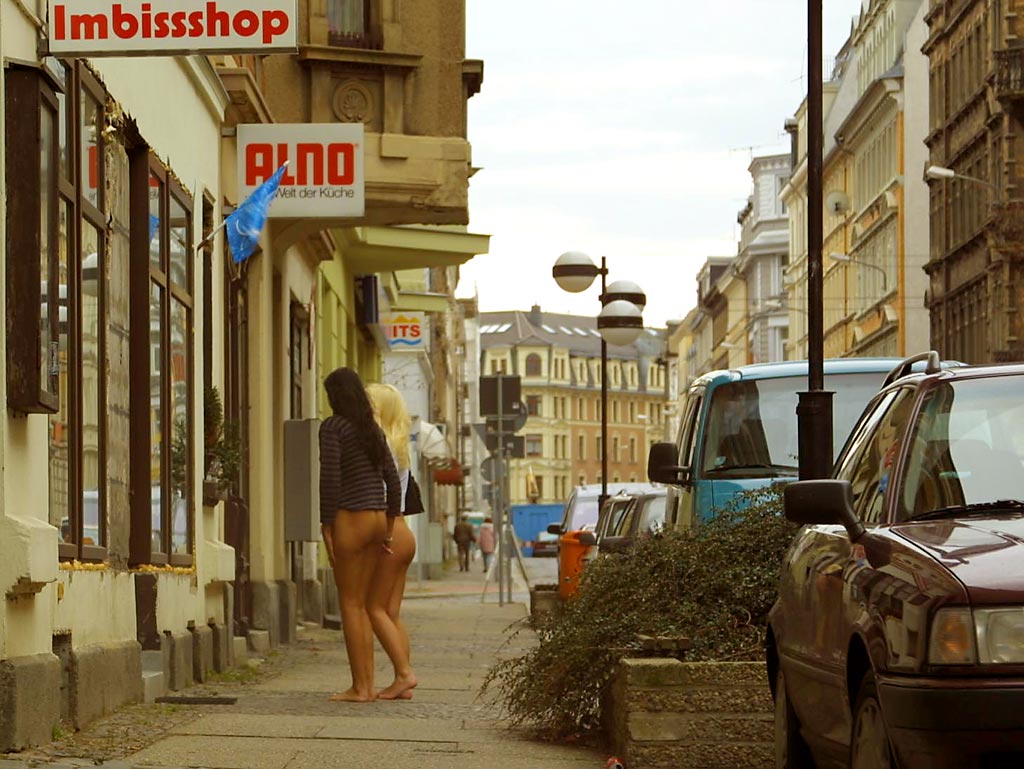 aniko-&-helena-bottomless-city-walk-nude-in-public-04