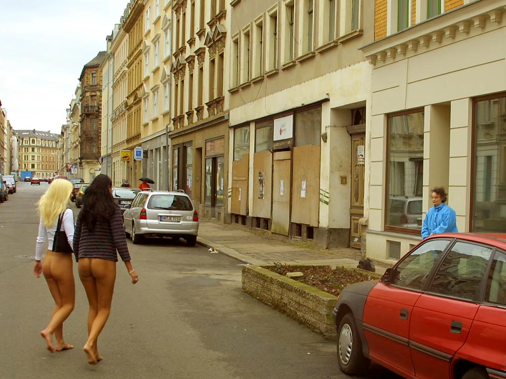 aniko-&-helena-bottomless-city-walk-nude-in-public-10