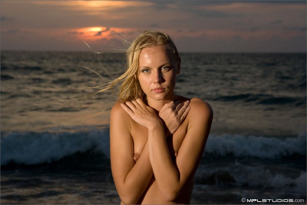 sarah-blonde-nude-sundown-beach-mplstudios-01
