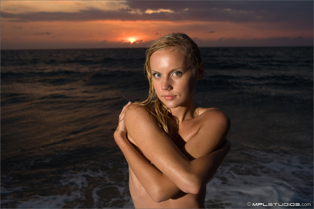 sarah-blonde-nude-sundown-beach-mplstudios-12