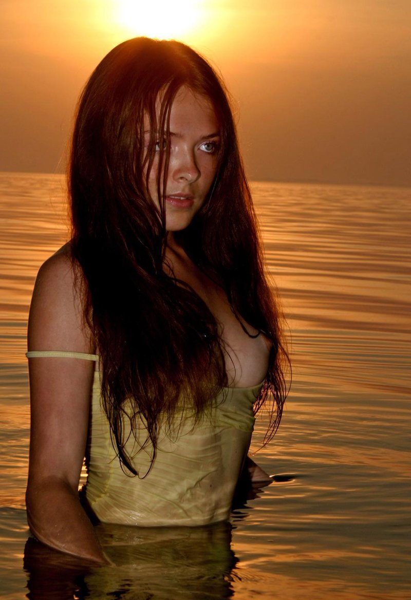 ira-nude-girl-sunset-wet-sea-domai-09