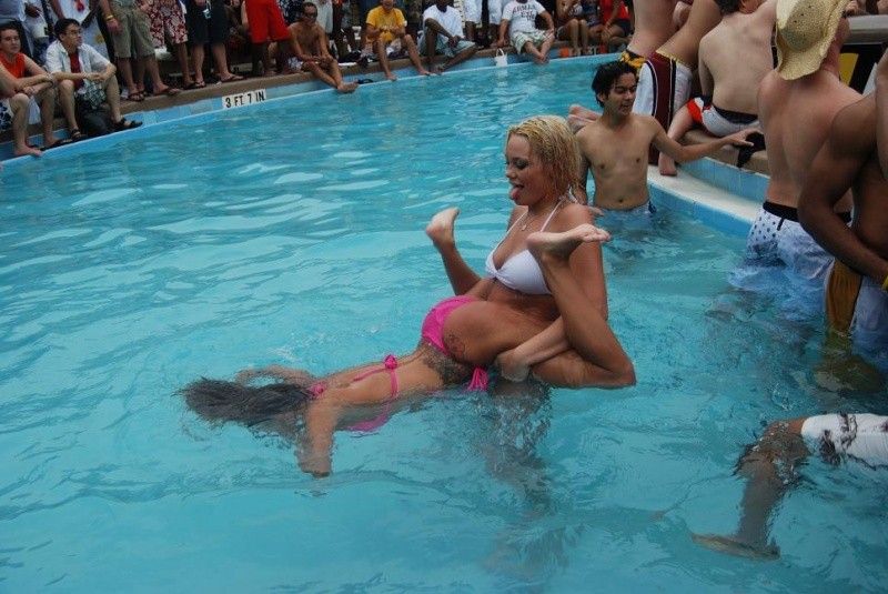 bikini-party-wet-coed-girls-show-17