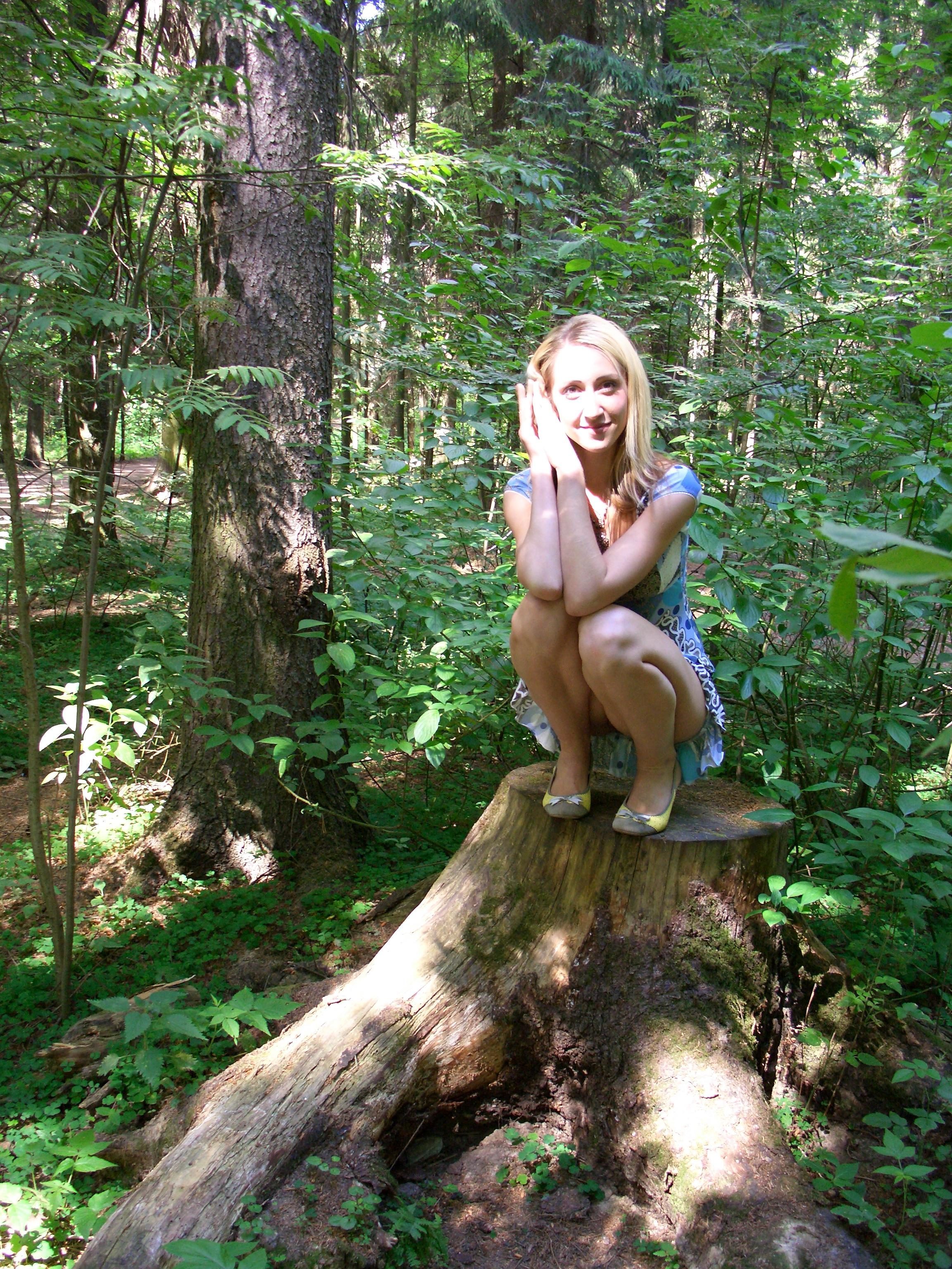 blonde-girl-walk-naked-tits-forest-outdoor-amateur-61