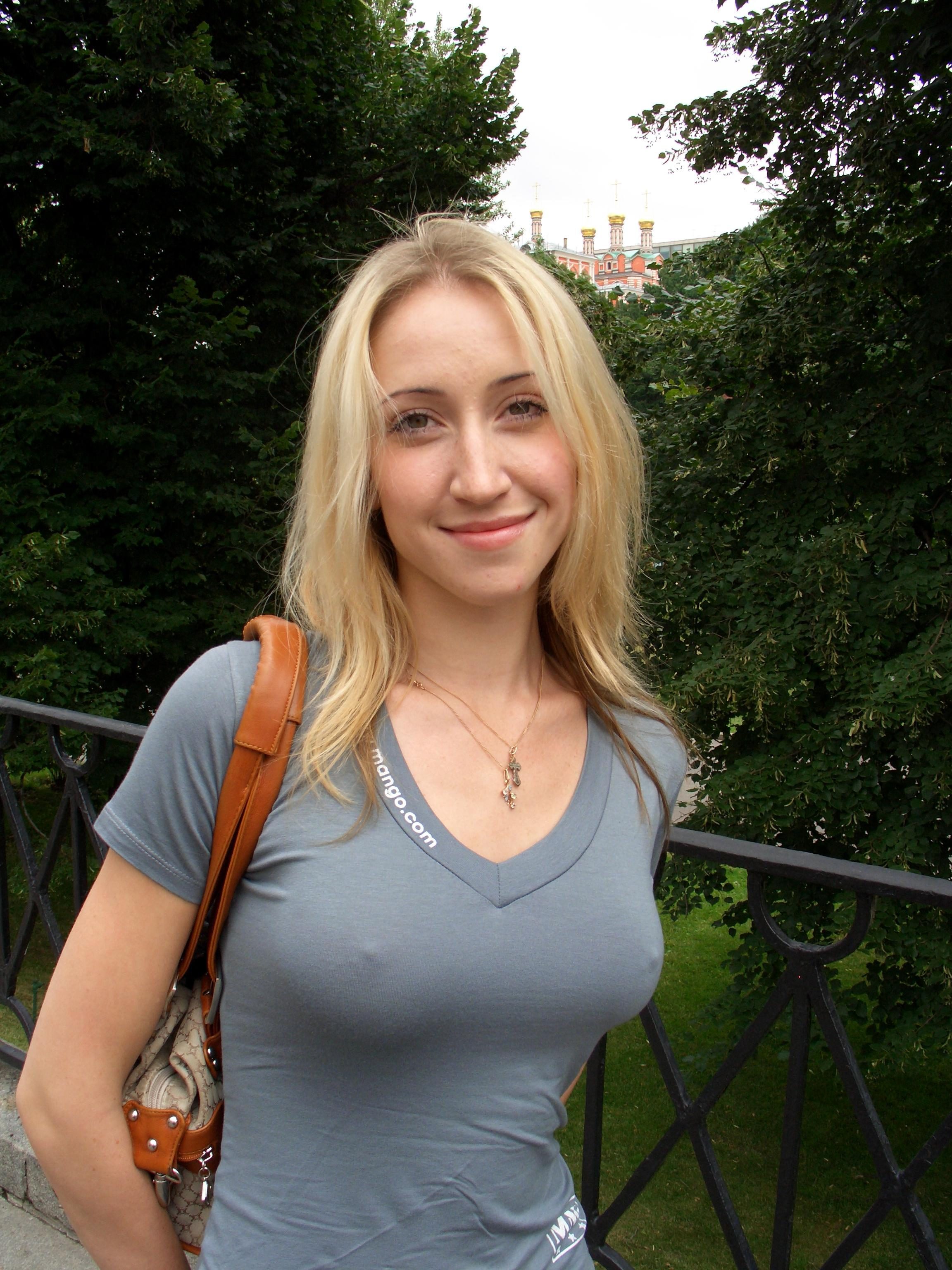 blonde-amateur-russian-outdoor-boobs-naked-jeans-public-03