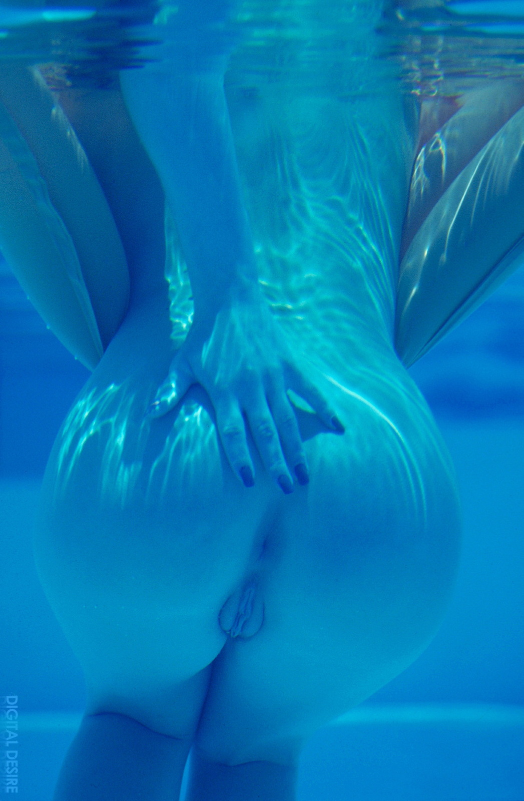 sophia-naked-underwater-pool-pussy-blonde-28