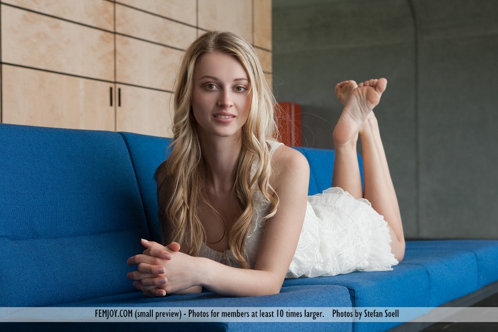 carisha-nude-blonde-blue-sofa-femjoy-01