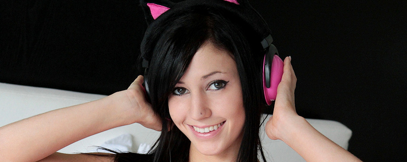Catie Minx – Pink headphones