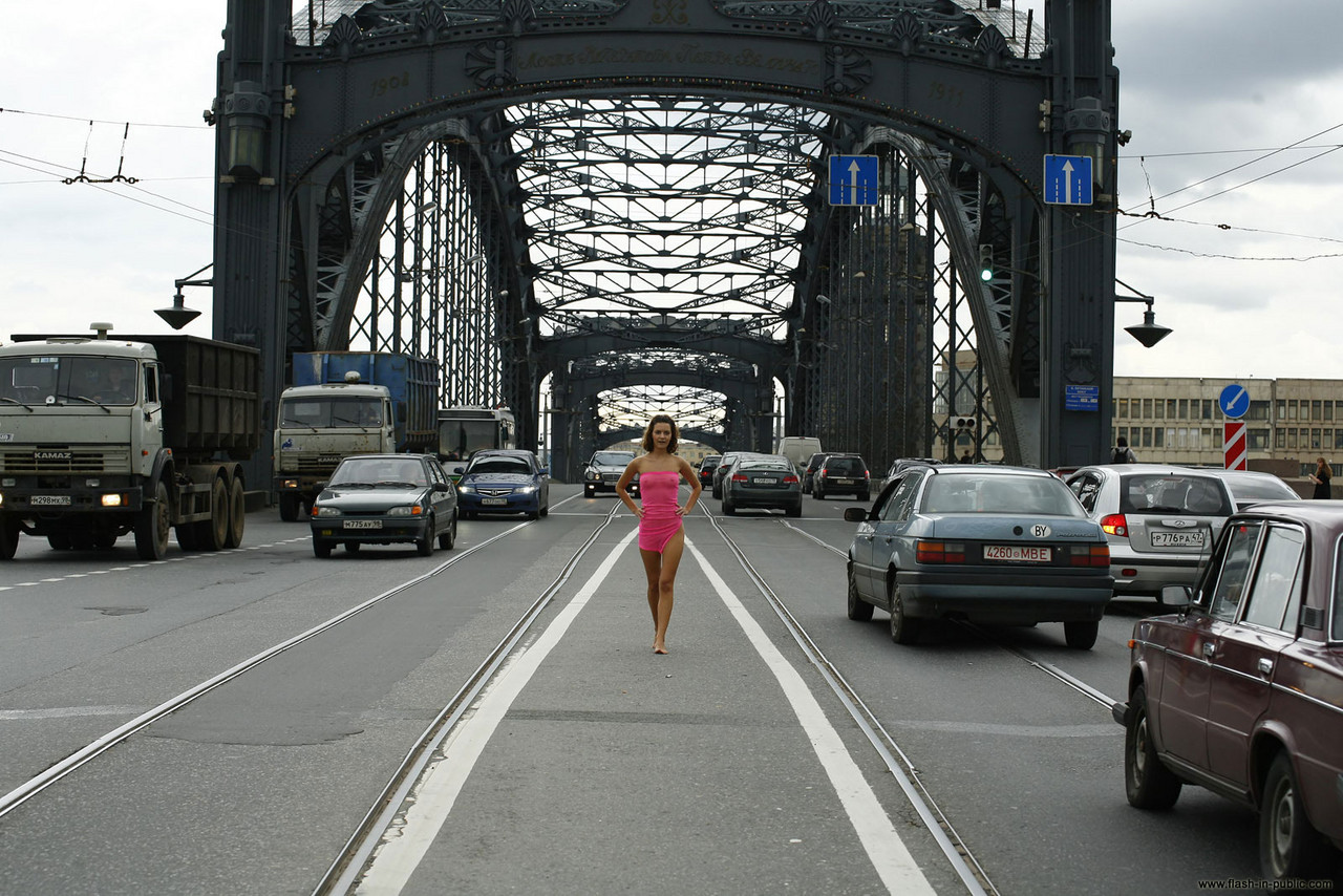 daria-nude-on-bridge-russia-flash-in-public-16