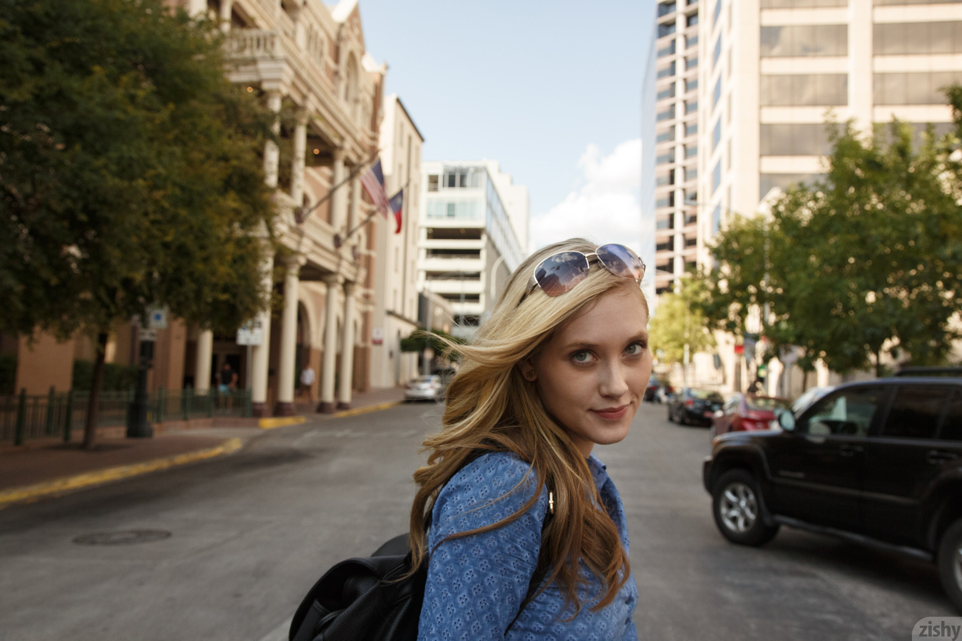 ember-volland-walk-nude-public-hotel-driskill-austin-zishy-03