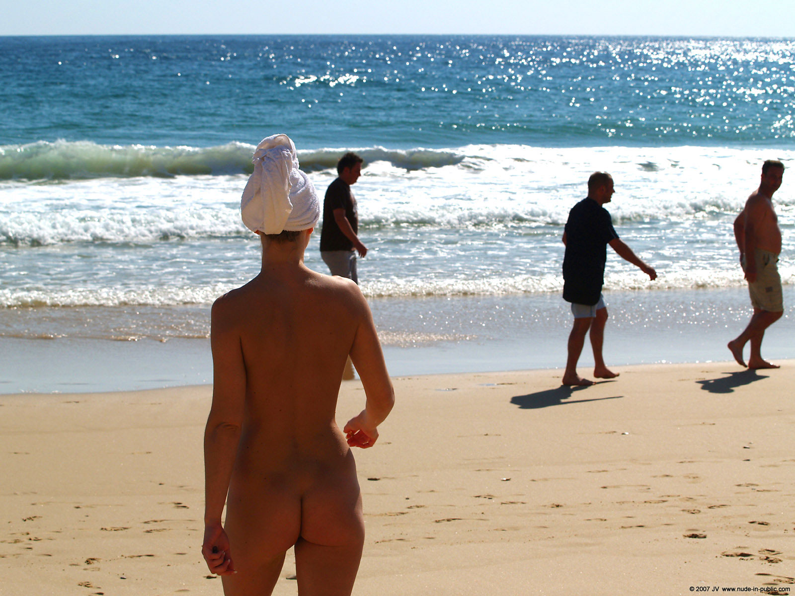 edita-s-naked-on-beach-blonde-seaside-nude-in-public-09