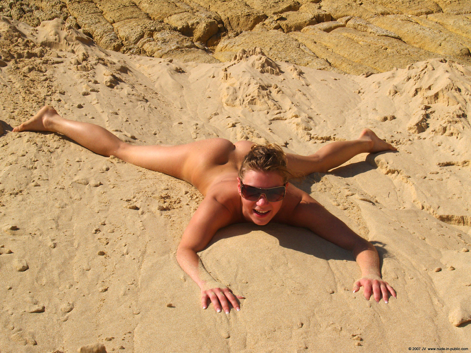 edita-s-naked-on-beach-blonde-seaside-nude-in-public-17