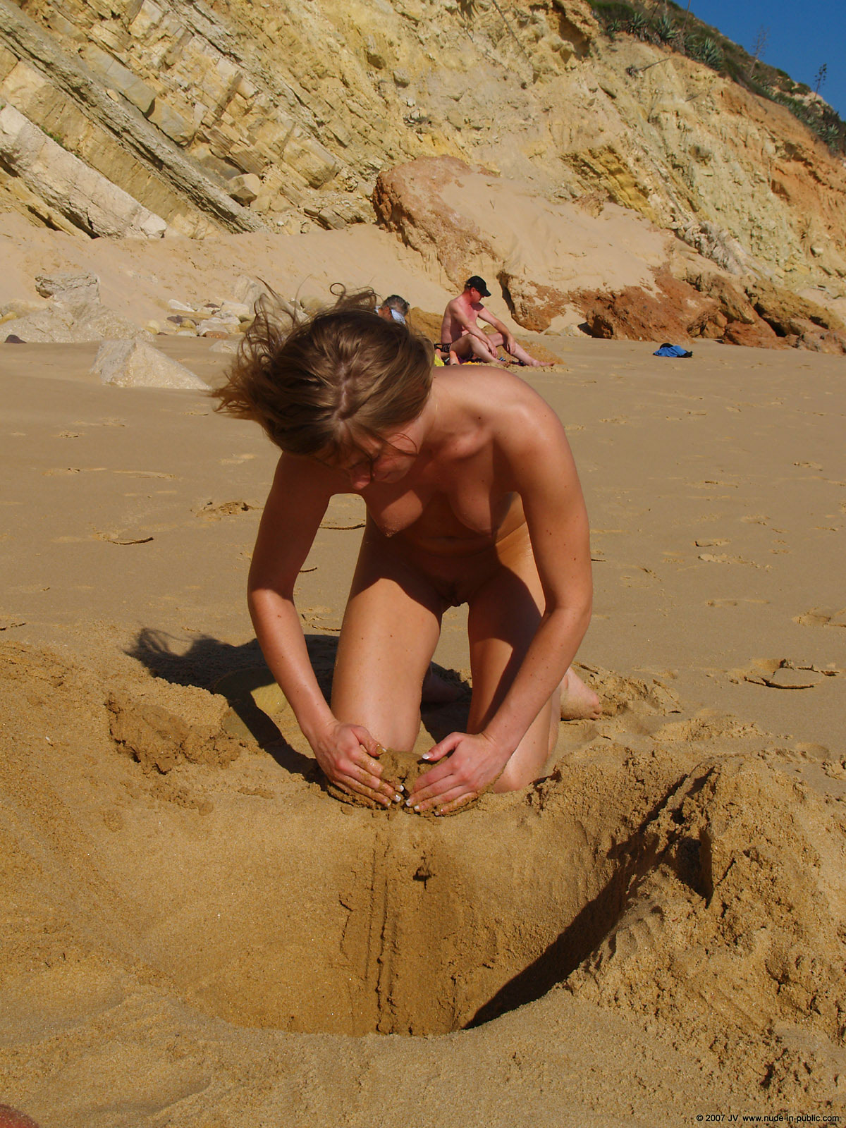 edita-s-naked-on-beach-blonde-seaside-nude-in-public-27