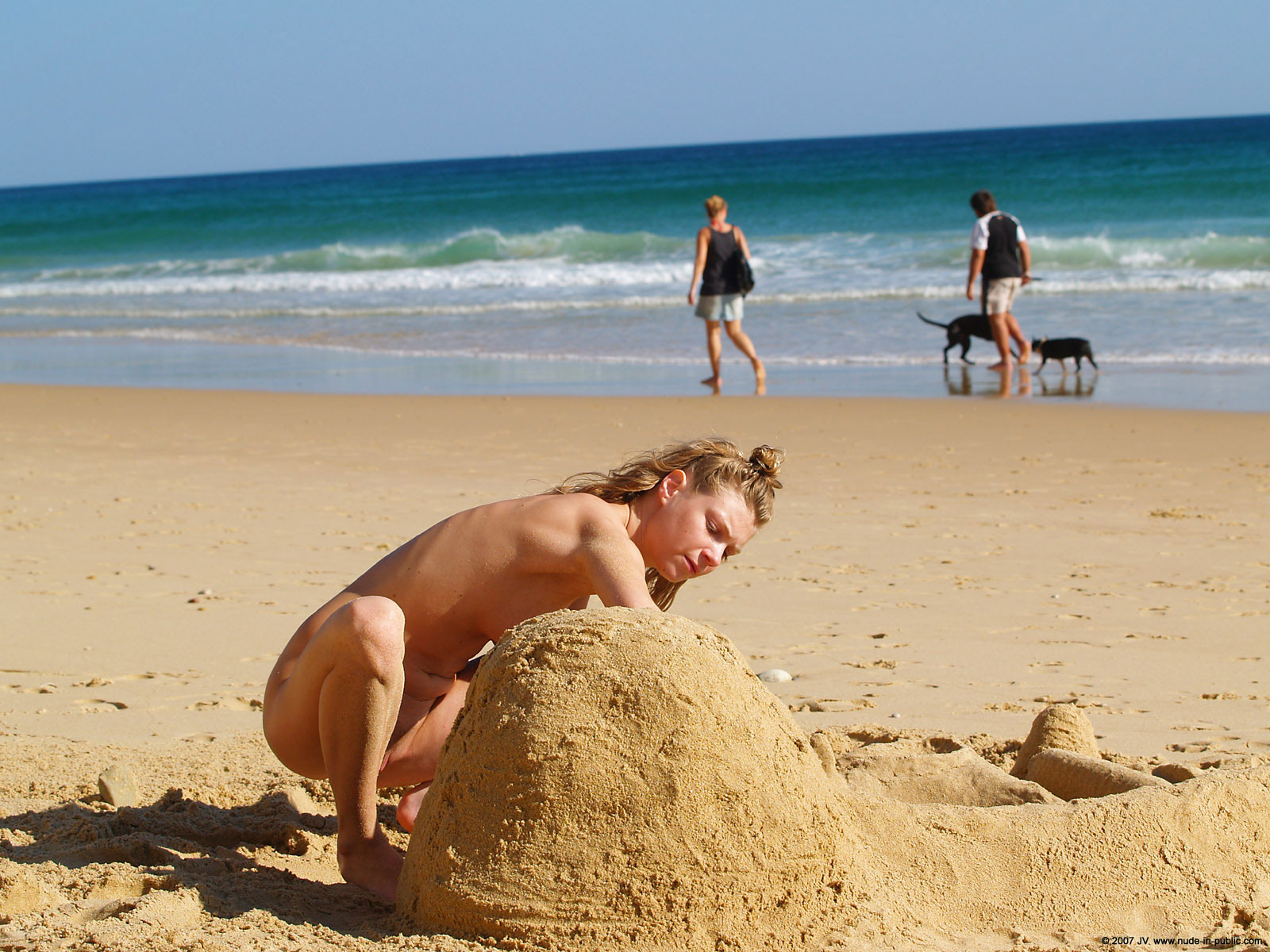 edita-s-naked-on-beach-blonde-seaside-nude-in-public-39