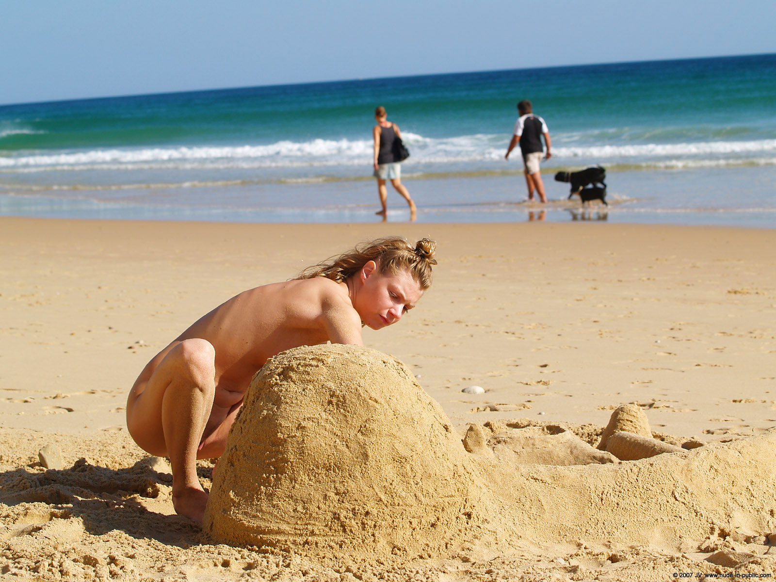 edita-s-naked-on-beach-blonde-seaside-nude-in-public-40