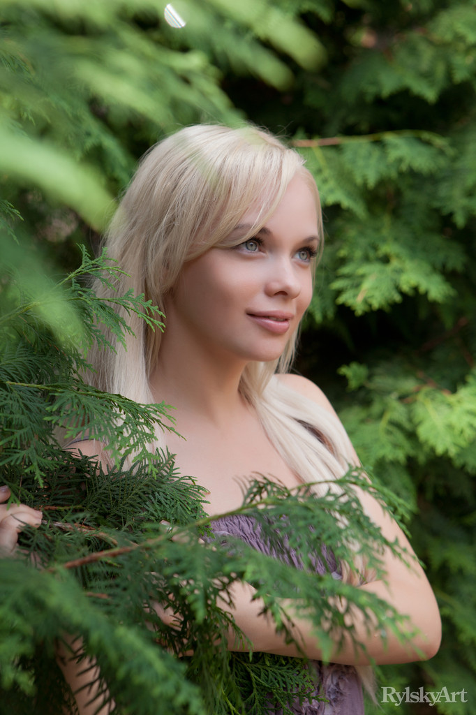 feeona-nude-blonde-bottomless-outdoor-rylskyart-02