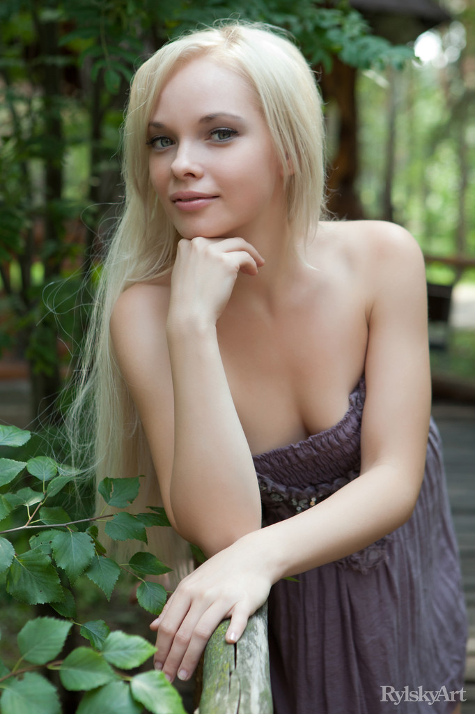 feeona-nude-blonde-bottomless-outdoor-rylskyart-12