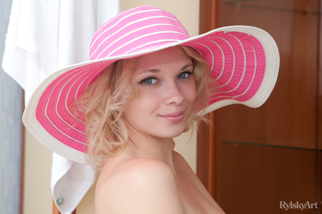 feeona-pink-hat-naked-rylskyart-02