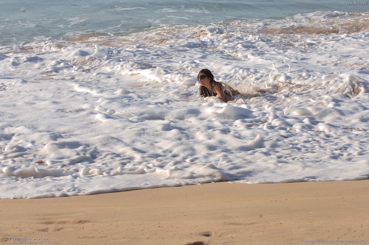 larysa-&faye-beach-bikini-naked-ftvgirls-12