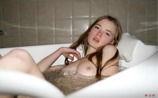 girls-in-bath-09