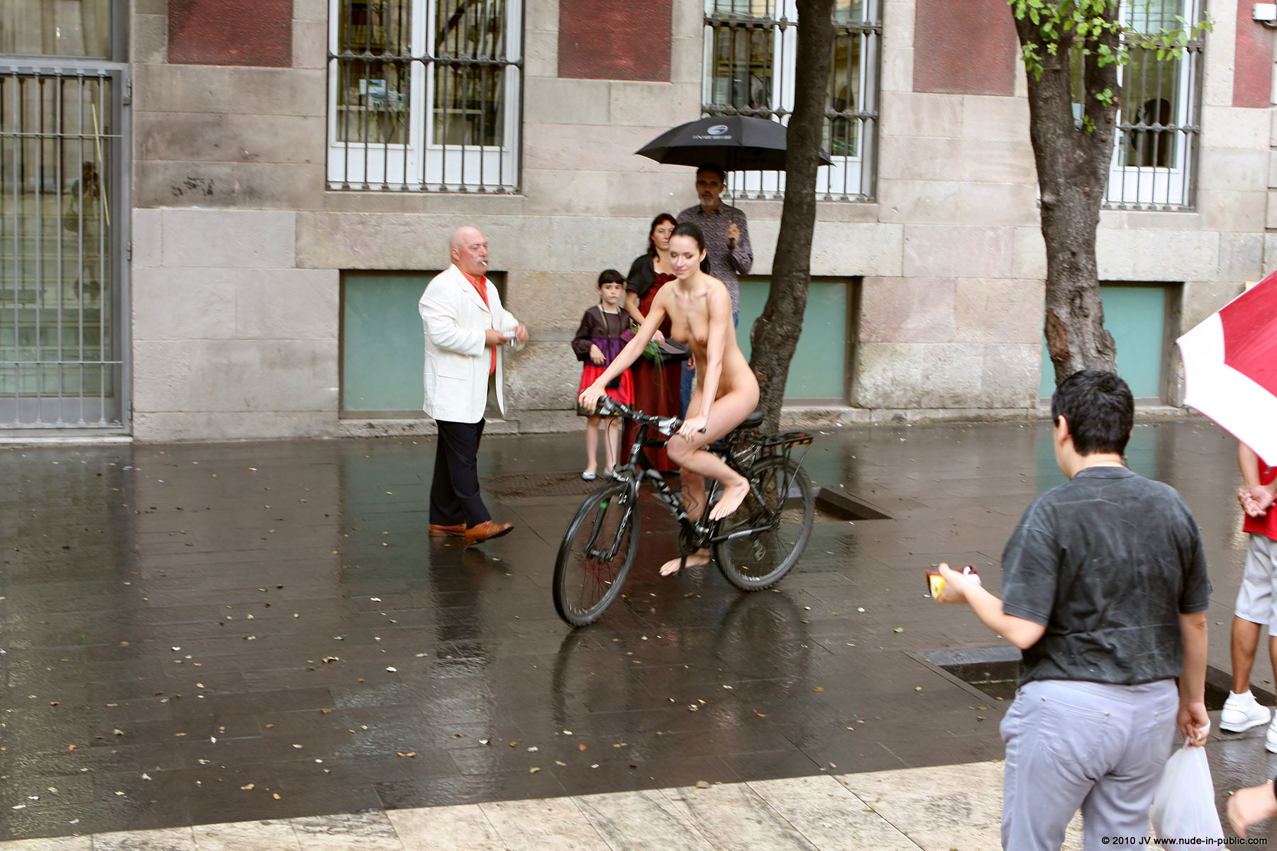 gwen-bike-nude-in-public-15