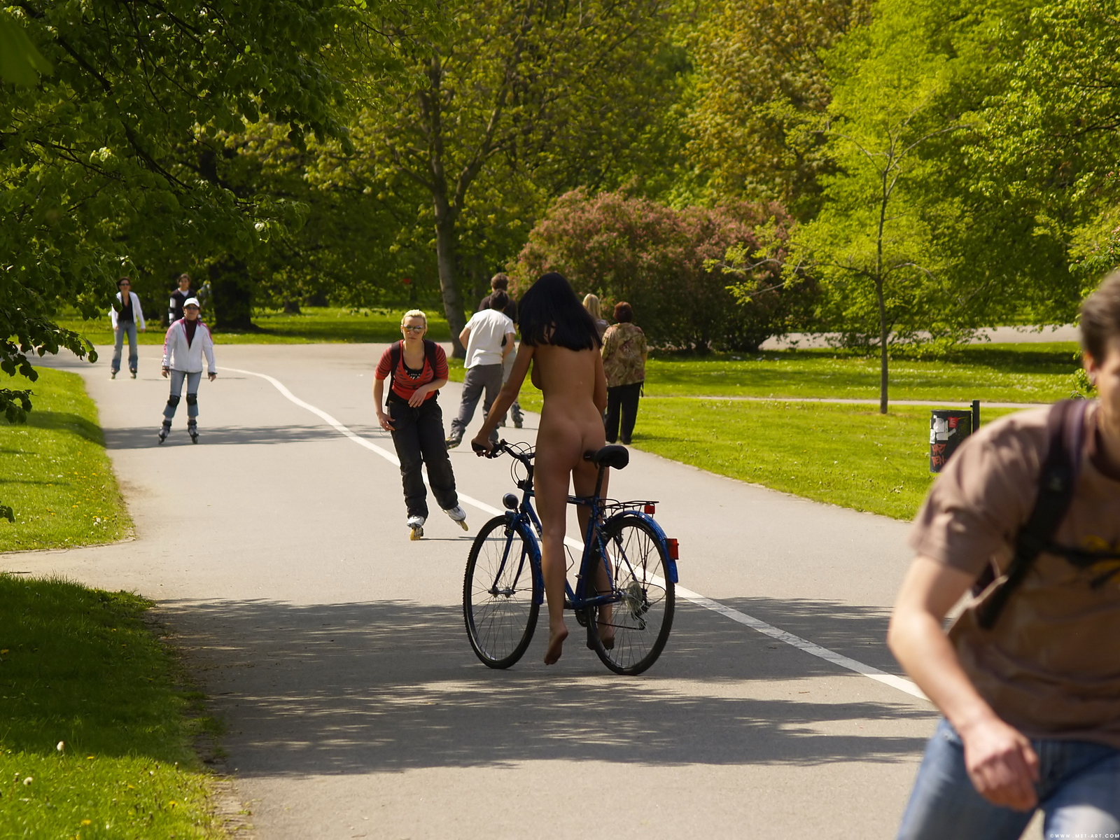 gwen-a-brunette-naked-girl-public-bike-metart-59