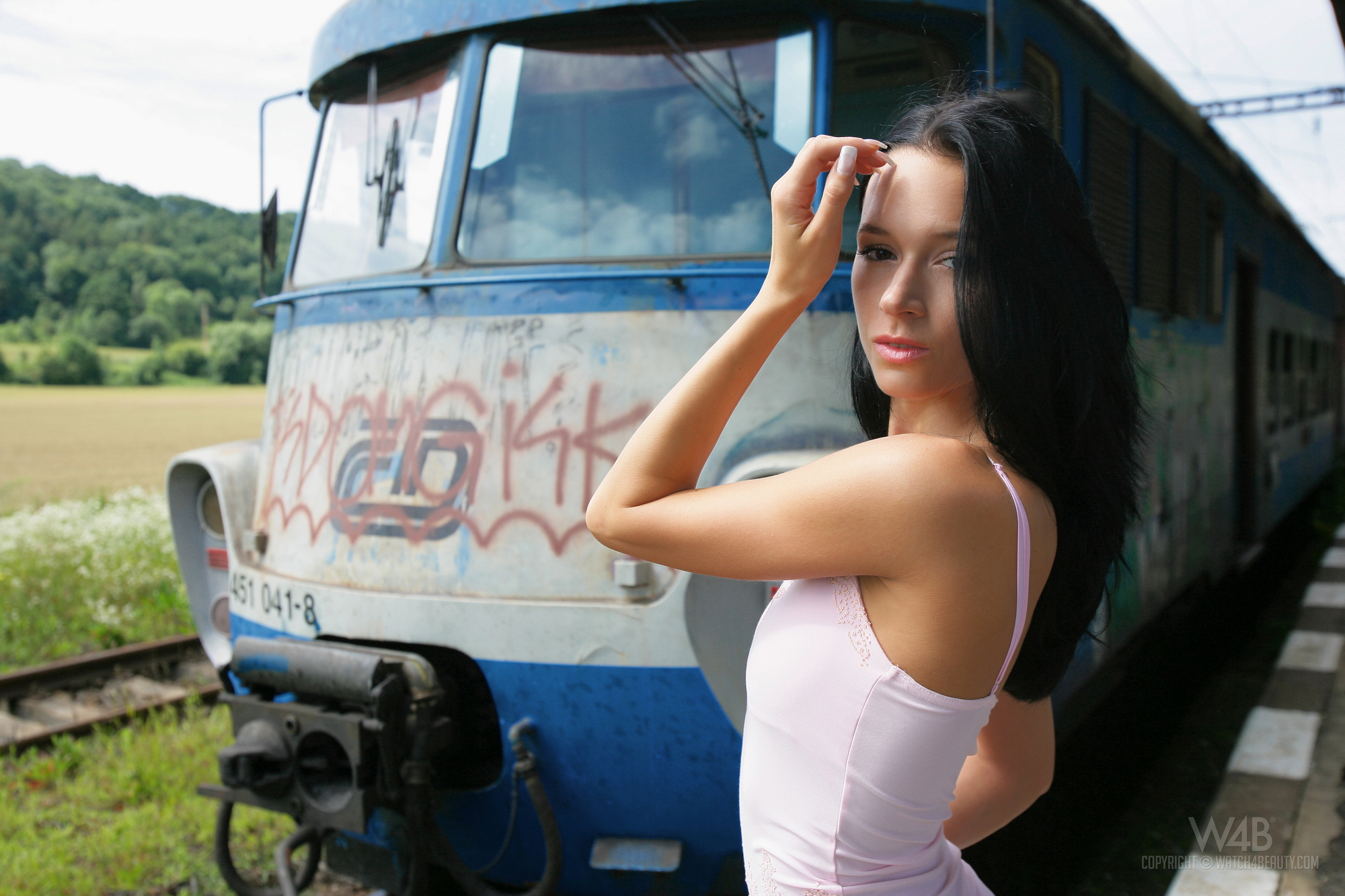 gwen-expired-ticket-nude-public-train-praha-watch4beauty-67