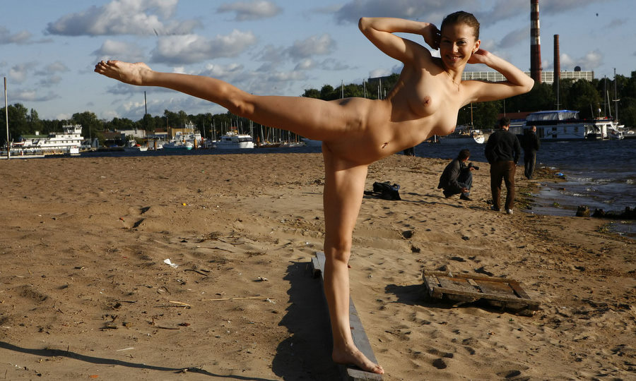 gymnast-girl-nude-in-public-03