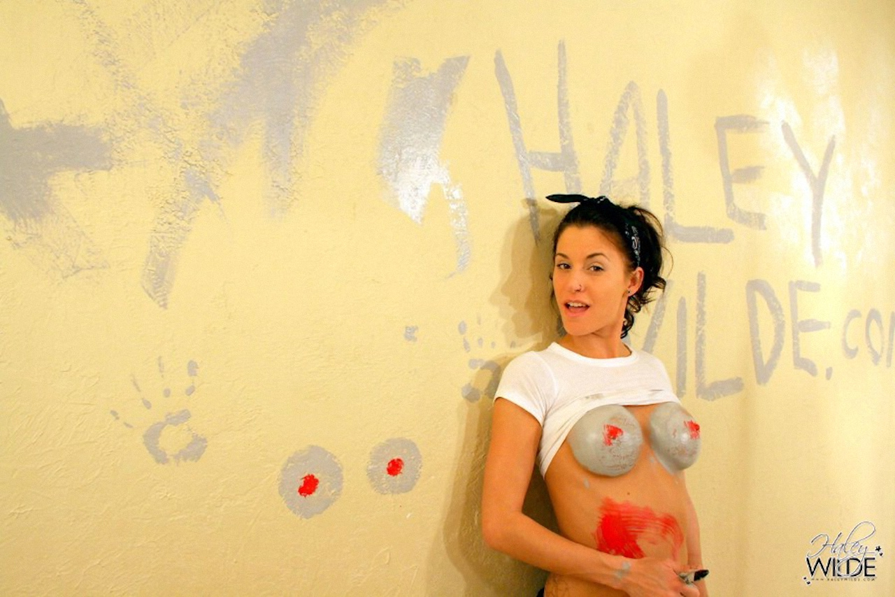 haley-wilde-nude-painting-room-crazy-girl-21