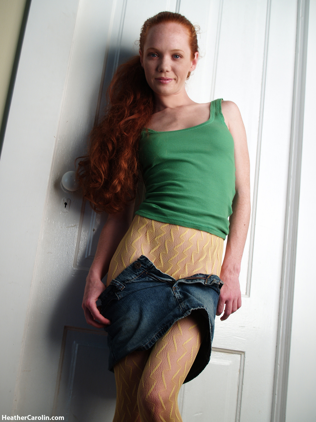 heather-carolin-redhead-naked-fit-freckles-yellow-pantyhose-03