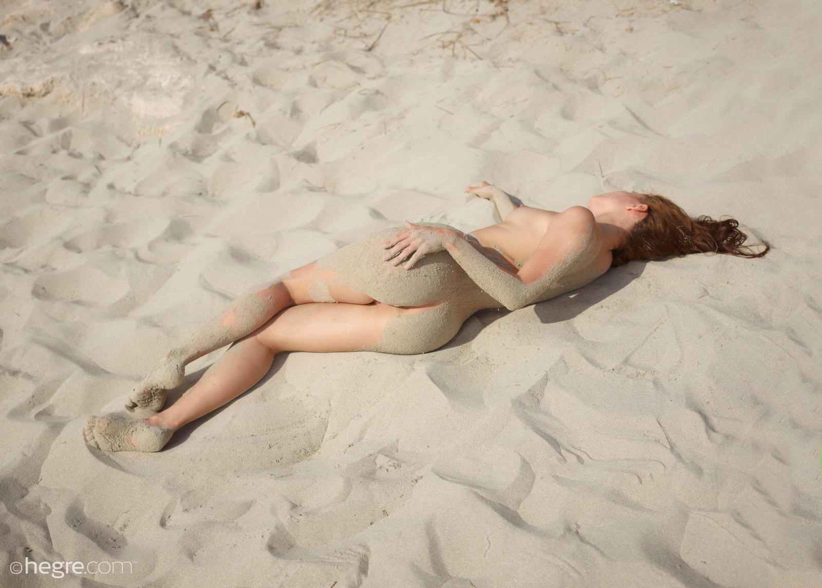 jenna-beach-naked-body-covered-sand-hegre-art-05