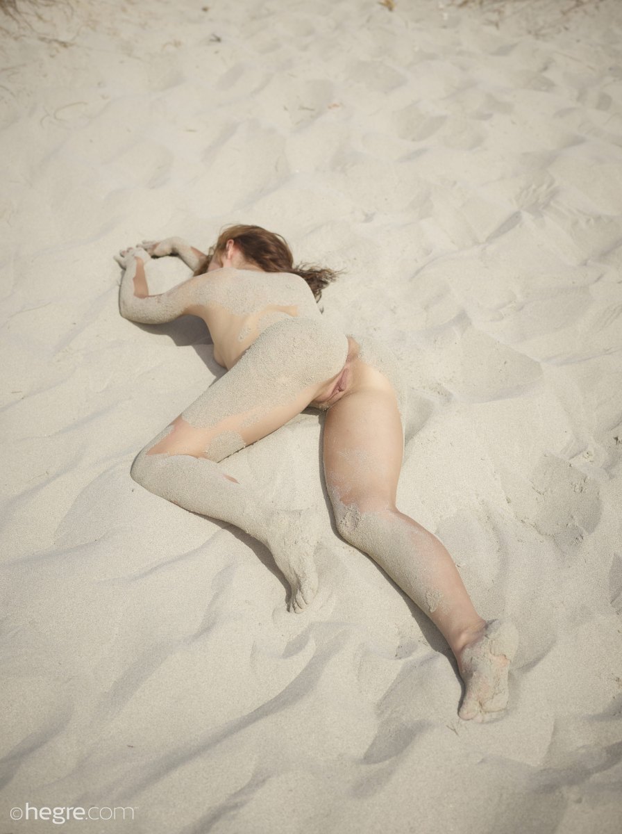 jenna-beach-naked-body-covered-sand-hegre-art-06