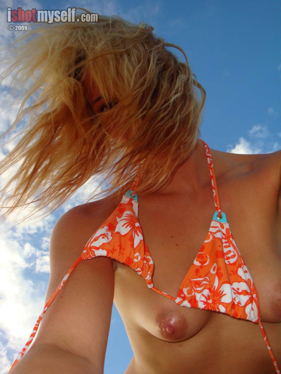 jezzabelle-seaside-bikini-blonde-naked-pussy-beach-ishotmyself-05