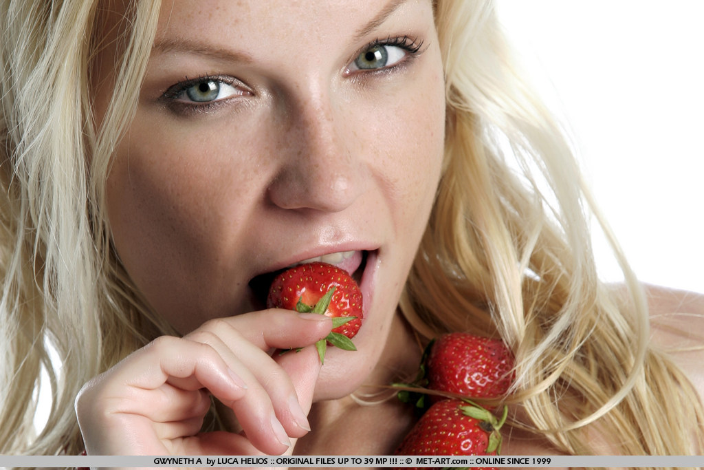gwyneth-a-strawberries-nude-small-tits-blonde-metart-14