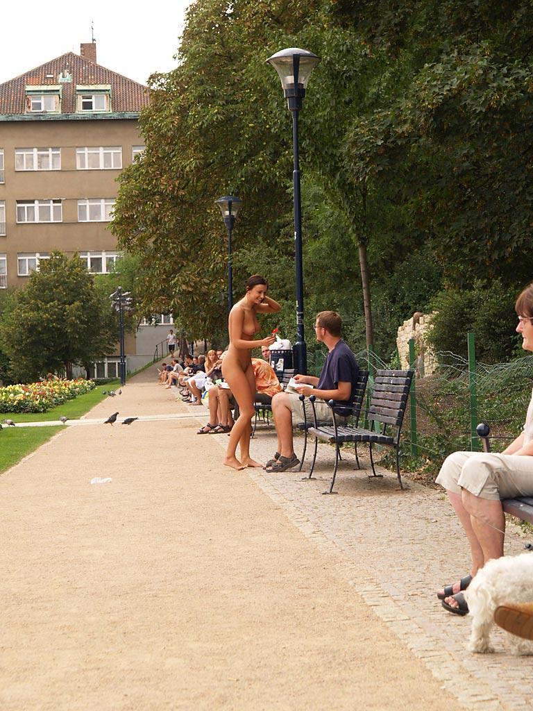 jirina-k-park-prague-naked-in-public-29