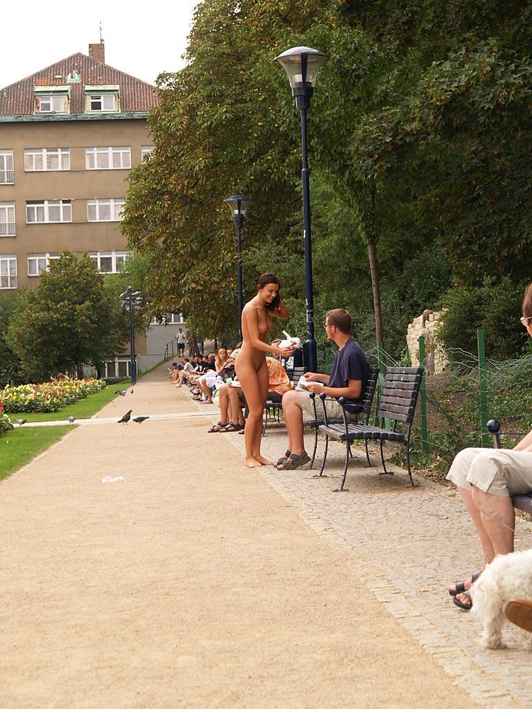 jirina-k-park-prague-naked-in-public-30